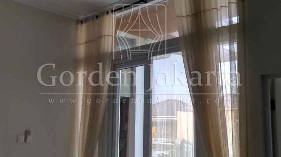 contoh vitrage warna coklat untuk jendela cantik