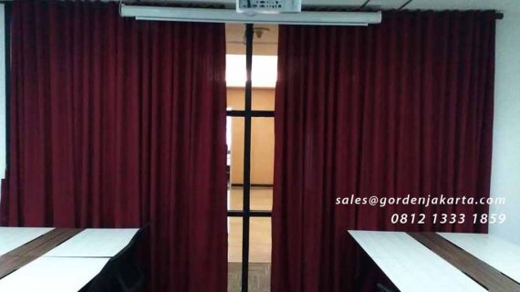 gorden ruang pertemuan model minimalis merah maroon