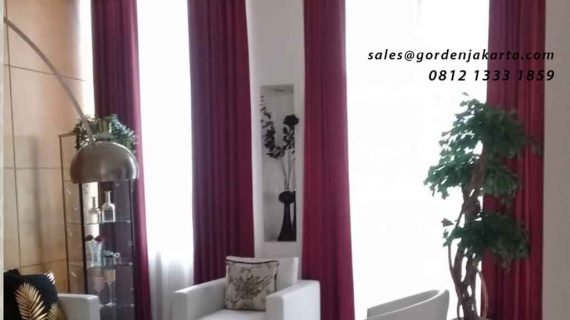 tirai gorden minimalis ruang tamu warna merah maroon