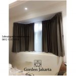 Gorden Jendela Kecil Semi Blackout Dan Vitrage Putih Pasang Di Jl. Sasak Kelapa Dua Kebon Jeruk